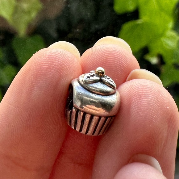 Cupcake Retired Pandora Charm Silver - Picture 1 of 2